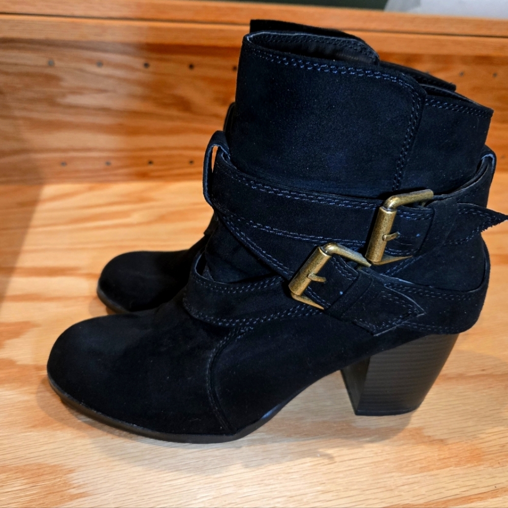 American Eagle booties size 9